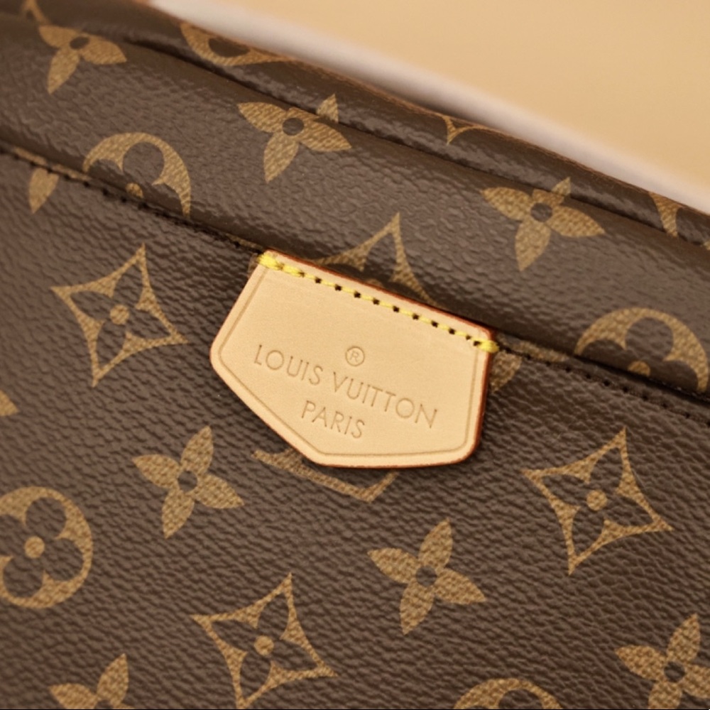 LV crossbody for sale! Send me an offer & I’ll do my best to work with you!
